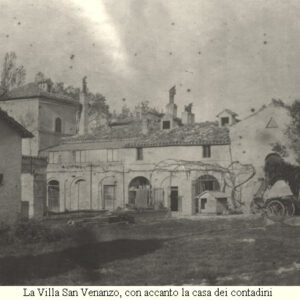 Fotografia storica in bianco e nero di Villa San Venanzo con la casa dei contadini annessa. La villa, immersa nel paesaggio marchigiano, presenta un'architettura rurale caratteristica, con archi e strutture in muratura.
