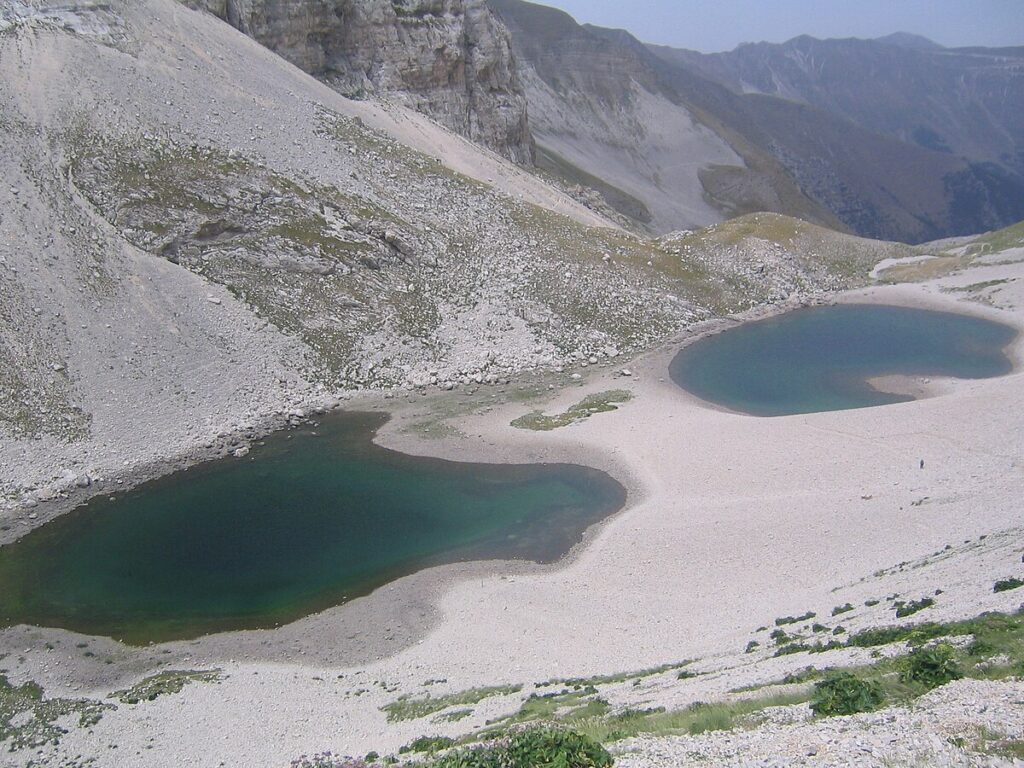 immagine di un lago in montagna, il lago di Pilato.